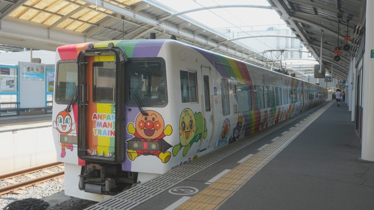 8000系アンパンマン列車リニューアルは12月12日運転開始|新デザイン・アンパンマンシート84席を解説 2 高松駅に停車する予讃線8000系アンパンマン列車の貫通型先頭車