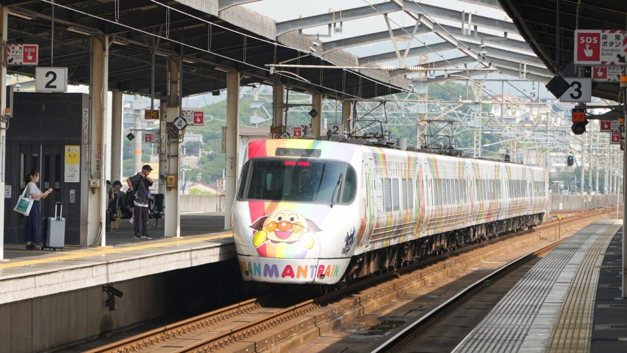 8000系アンパンマン列車リニューアルは12月12日運転開始|新デザイン・アンパンマンシート84席を解説 5 駅構内を走行するリニューアル前の予讃線8000系アンパンマン列車