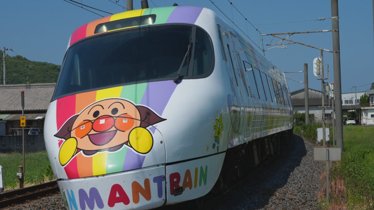 8000系アンパンマン列車リニューアルは12月12日運転開始|新デザイン・アンパンマンシート84席を解説 6 沿線を走行する予讃線8000系アンパンマン列車の流線形先頭車