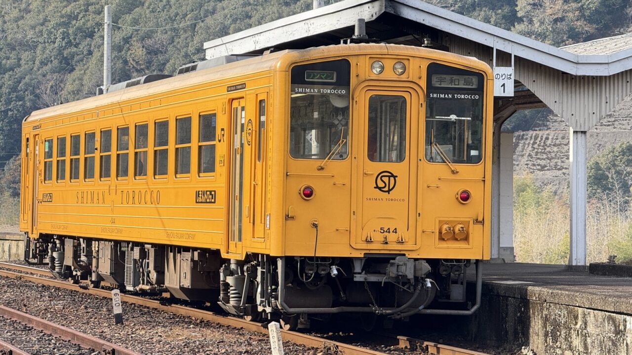 サイクルトレイン愛ある伊予灘号の予約方法|運行日・時刻・料金を解説 2 駅に停車するJR四国キハ54形気動車の外観