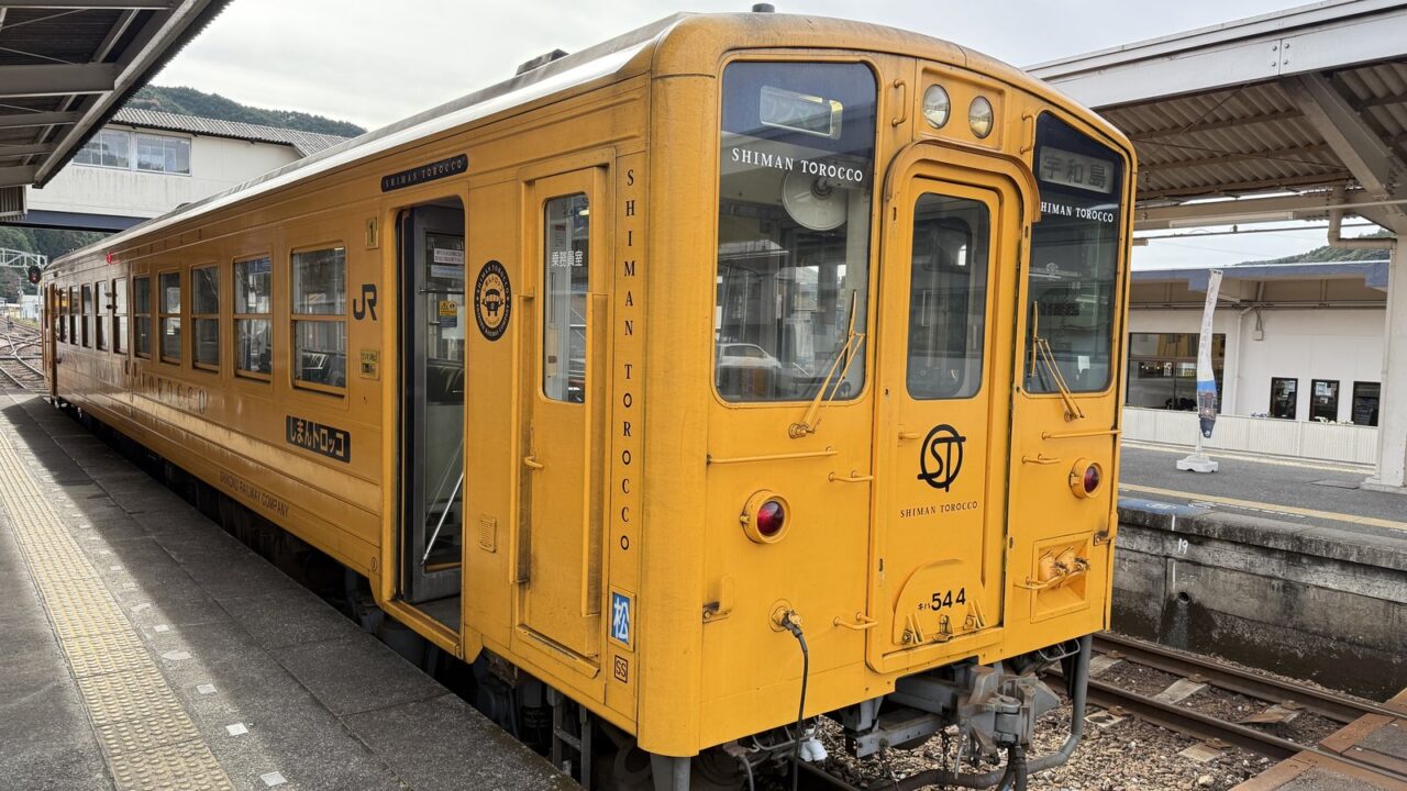 サイクルトレイン愛ある伊予灘号の予約方法|運行日・時刻・料金を解説 7 駅ホームに停車するJR四国キハ54形気動車
