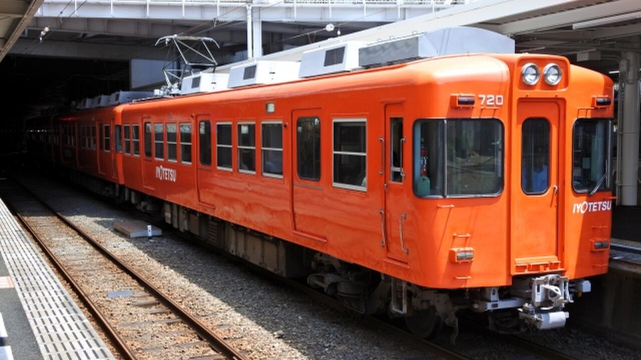 伊予鉄700系さよならイベント2026|ラストランの申込方法・料金・抽選日程 2 駅ホームに停車するオレンジ色の伊予鉄道700系720号車の実写