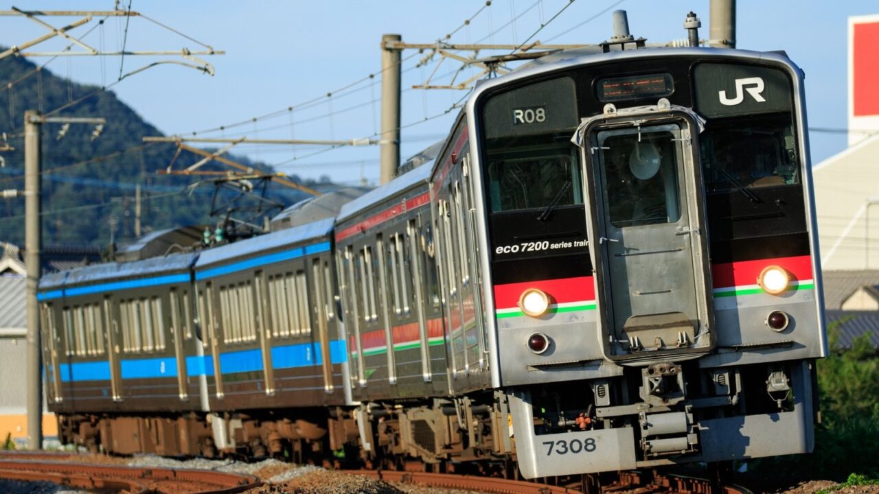 架線が張られた線路を走るJR四国7200系電車