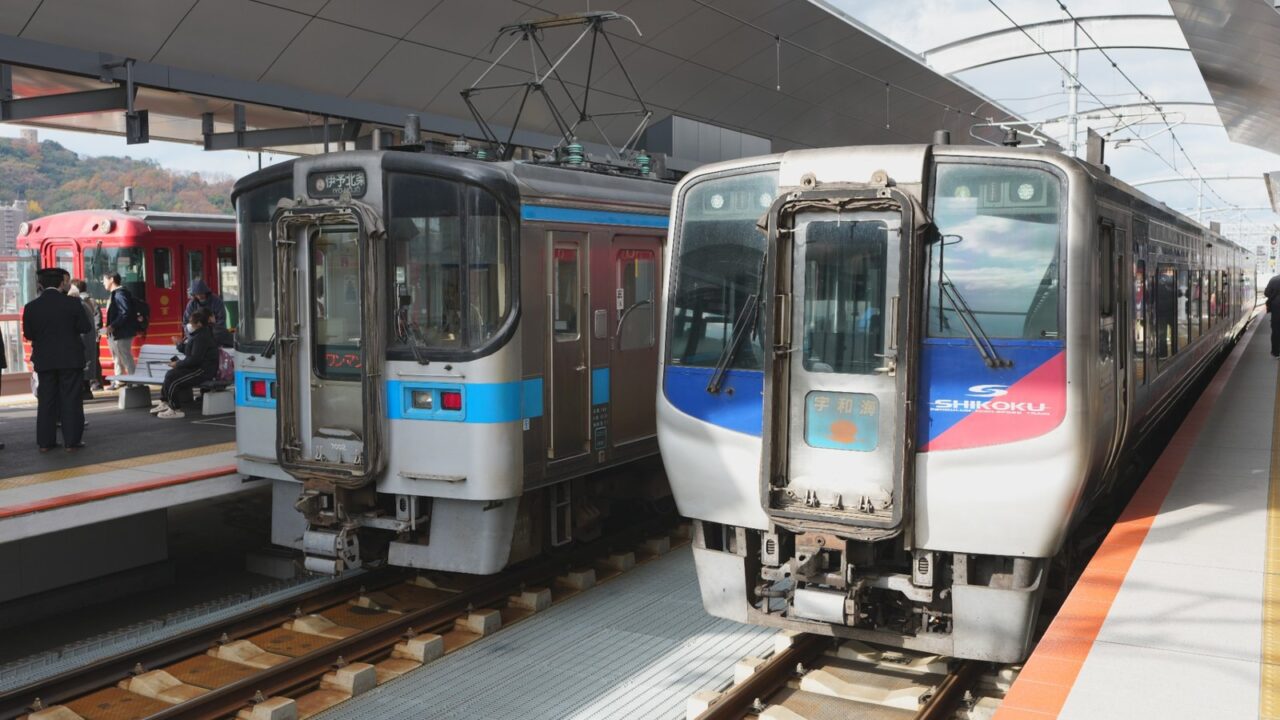 駅ホームに並ぶJR四国の電車と上空の架線