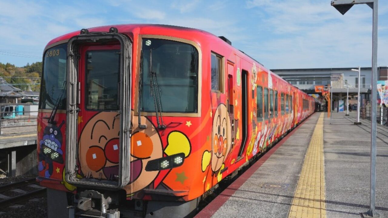 高知やなせたかし記念館プレミアムきっぷ|料金・利用方法・アンパンマンバスの乗り方を解説 1 高知へ向かう赤い南風アンパンマン列車