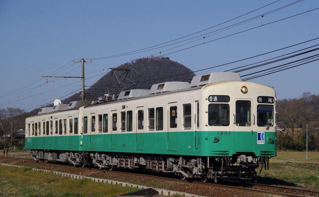 香川県内の線路を走る緑とクリーム色のことでん車両