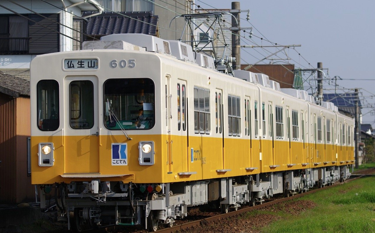 香川県内を走る黄色とクリーム色のことでん車両605号