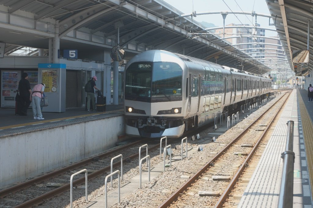 駅ホームへ入線する快速マリンライナー5000系の実写写真