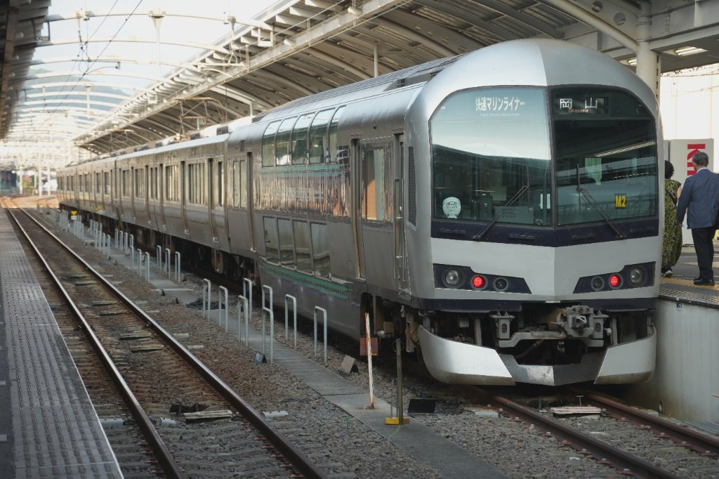 高松駅に停車するJR四国5000系快速マリンライナーの実写写真