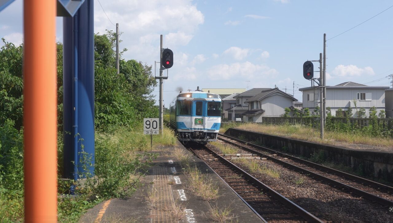 JR四国キハ185系特急剣山が駅ホームに進入する実写