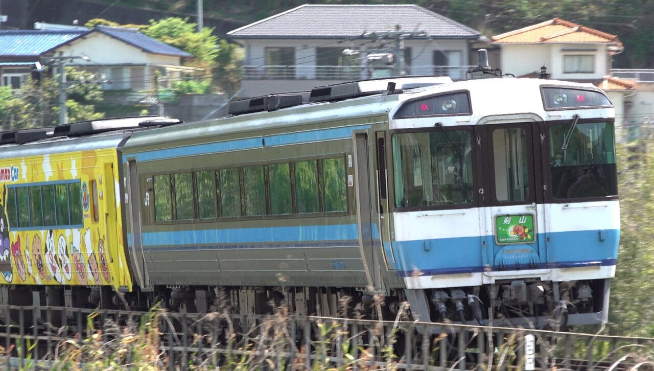 徳島線を走る銀色と青帯のキハ185系特急剣山