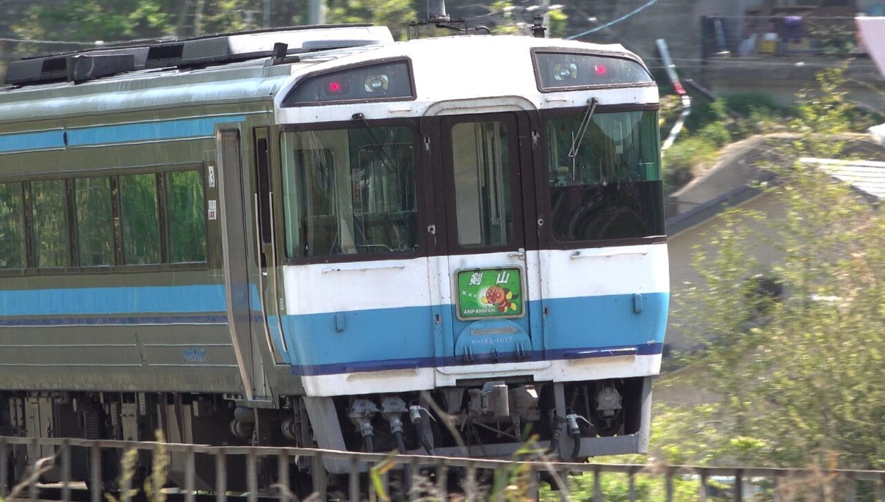 銀色の車体と青い帯が特徴のキハ185系特急剣山の前面