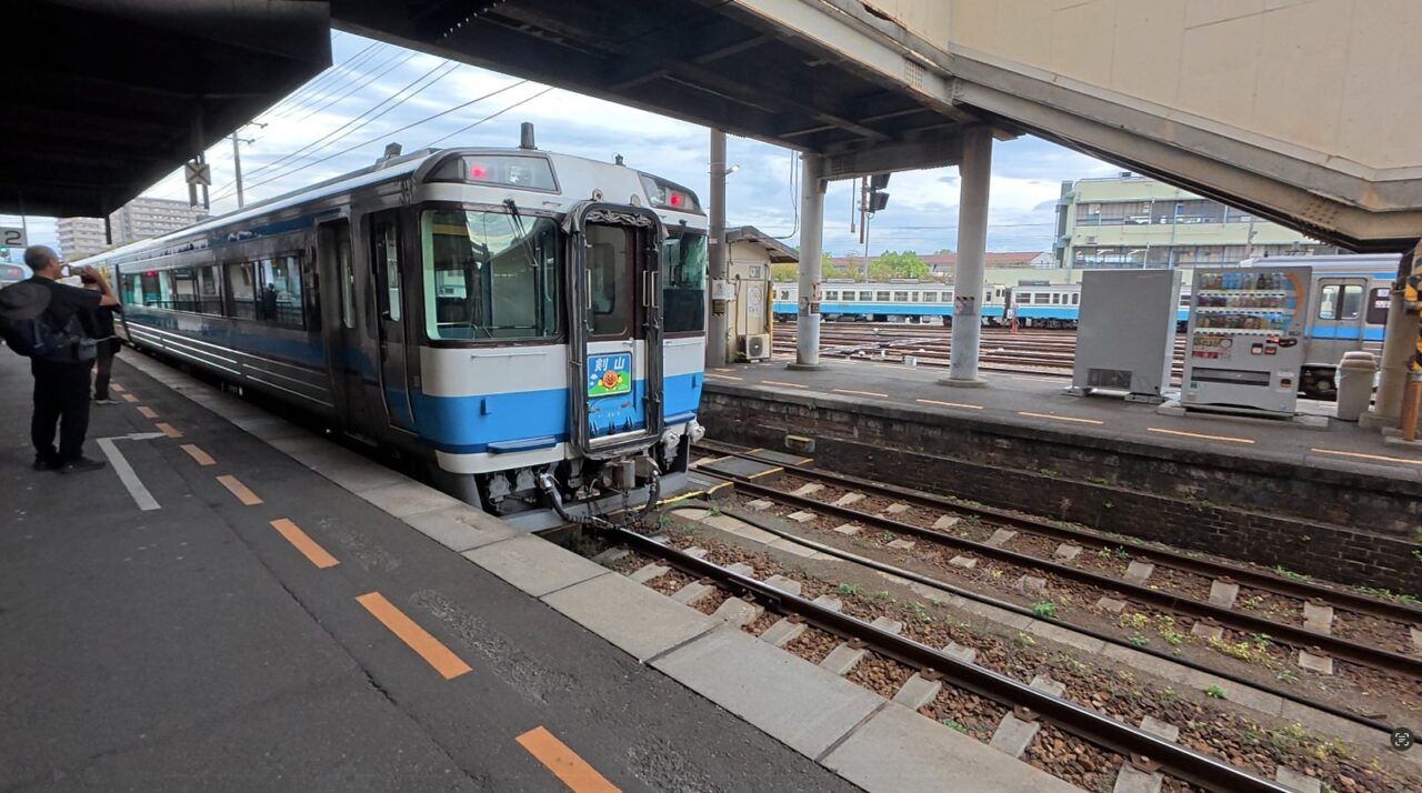 JR四国の駅ホームに停車するキハ185系特急剣山
