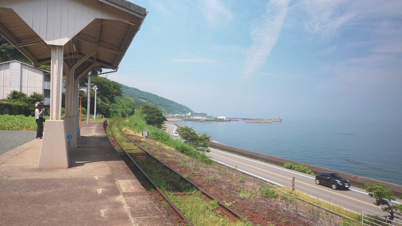 下灘駅のホームと線路、その先に広がる伊予灘