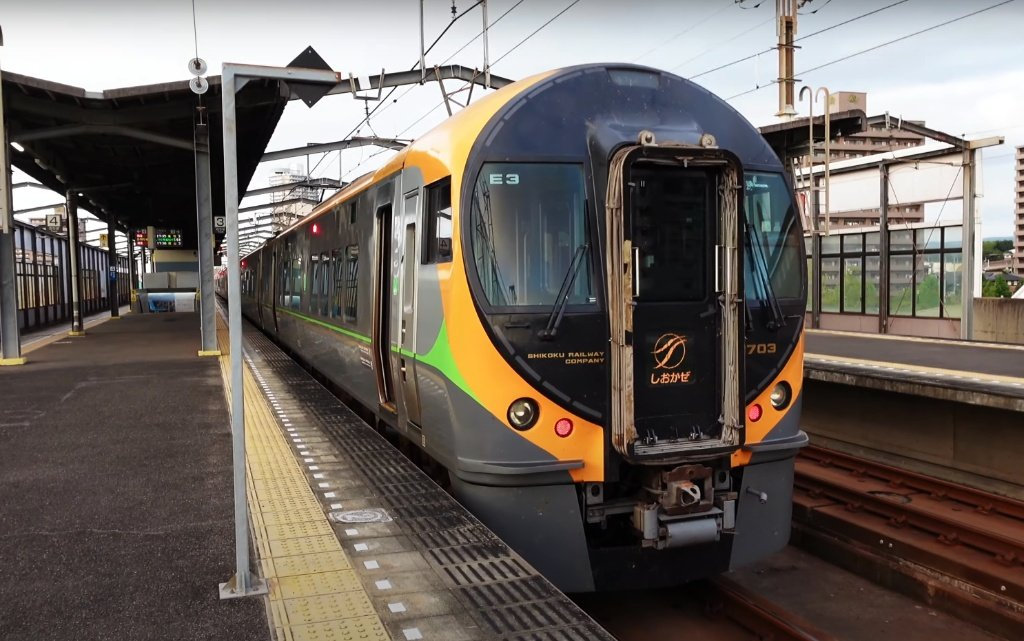 JR四国8600系特急しおかぜの先頭車を写した実写写真