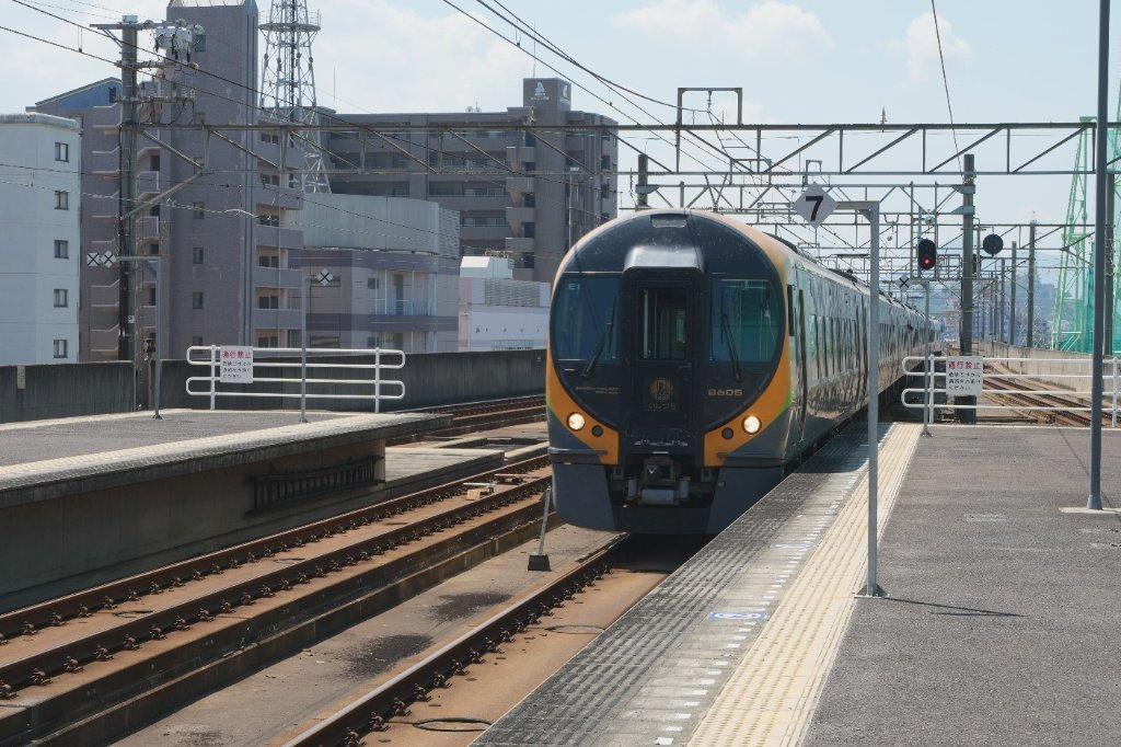 四国の高架駅に進入するJR四国8600系特急しおかぜの実写写真